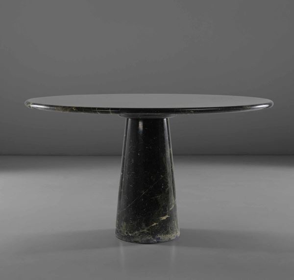 Tavolo con struttura e piano in marmo.