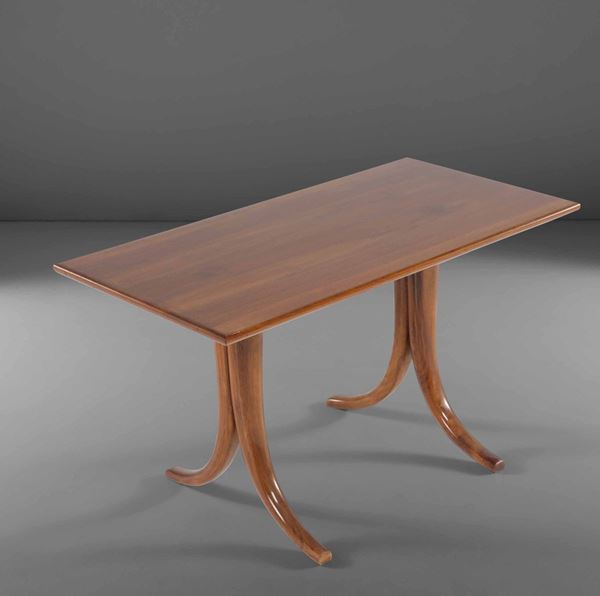 Tavolo basso con piano in legno e sostegi in legno tornito.