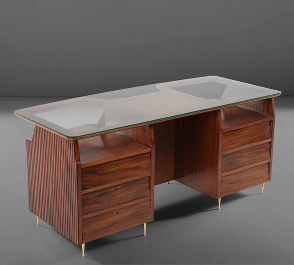 Grande scrivania con struttura in legno e fianchi in legno grissinato. Piano in cristallo e sostegni in ottone.