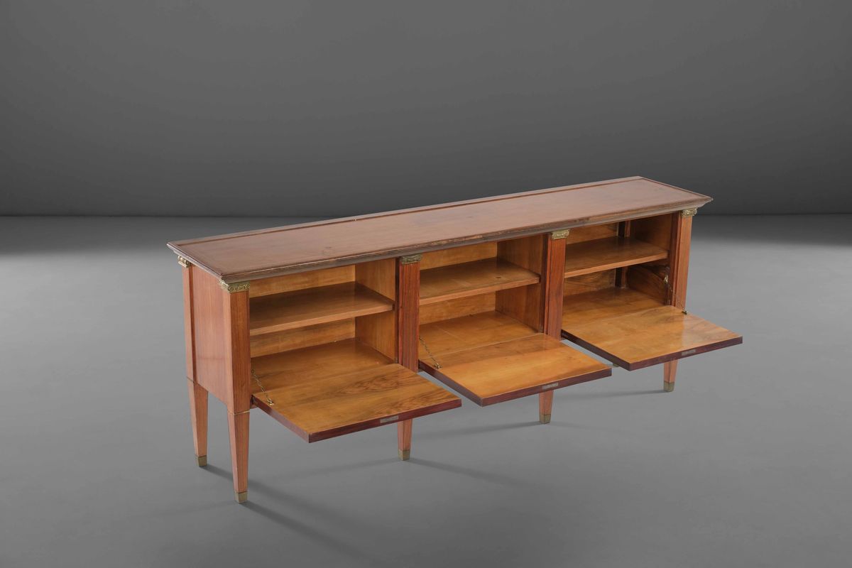 Credenza con Struttura in Legno e Dettagli in Ottone.