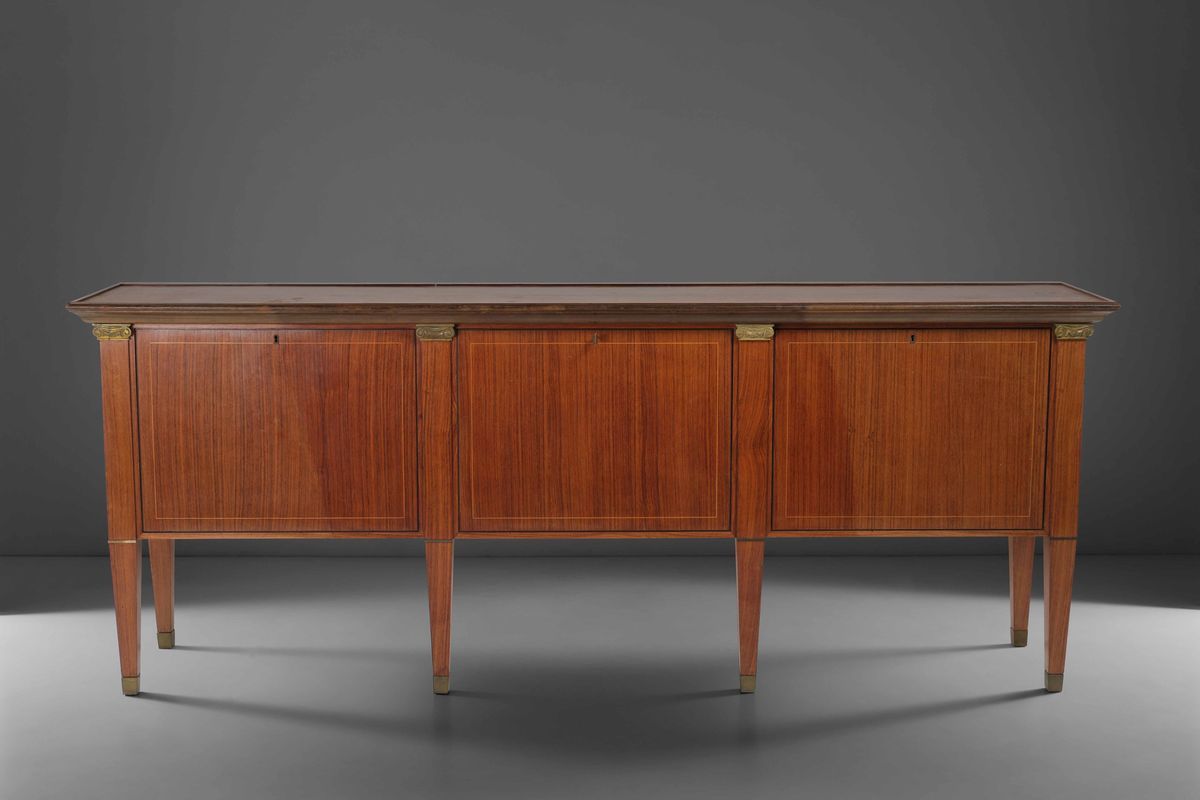 Credenza con Struttura in Legno e Dettagli in Ottone.