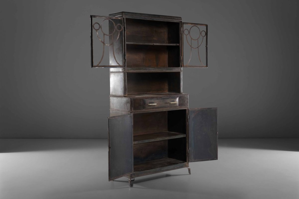 Credenza Alta con Struttura in Metallo Brunito.