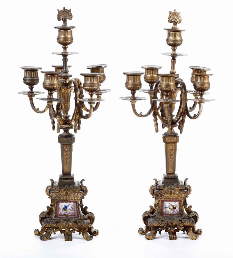Coppia di candelabri in bronzo e placche in porcellana dipinta, XIX-XX secolo  - Auction Antiques | Timed Auction - Cambi Casa d'Aste