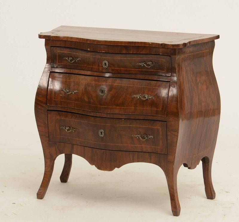 Commode in legno lastronato a tre cassetti, XX secolo  - Auction Antiques | Timed Auction - Cambi Casa d'Aste