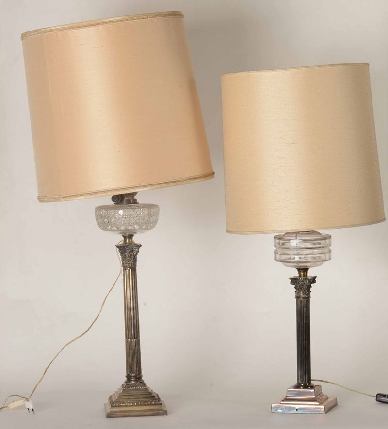 Due lampade da tavolo diverse con fusto argentato e vetro. XX secolo  - Asta Argenti | Cambi Time - Cambi Casa d'Aste