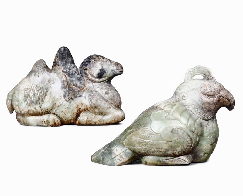 Due sculture in giadeite raffiguranti uccellino e cammello, XX secolo  - Auction Works and furnishings from Lombard collections and other provinces - Cambi Casa d'Aste