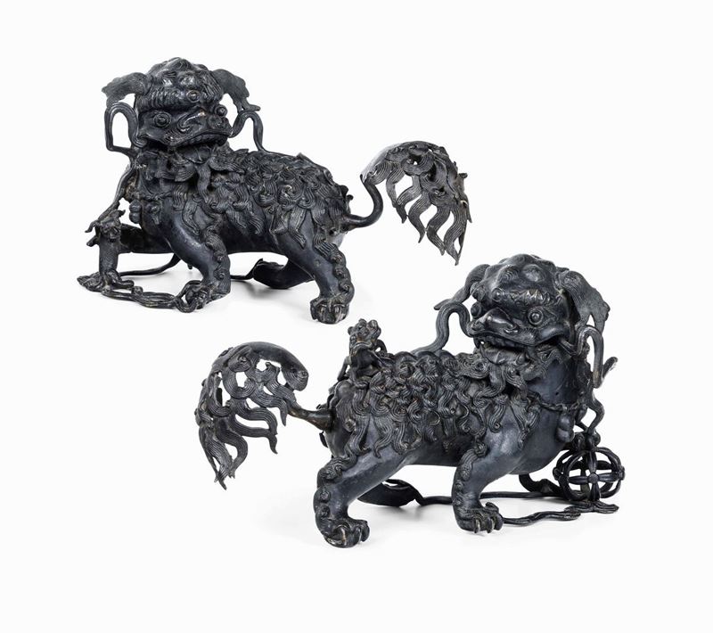 Coppia di cani di Pho in bronzo, Cina, Dinastia Ming, XVIII secolo  - Asta Opere e arredi da collezioni lombarde e altre provenienze - Cambi Casa d'Aste