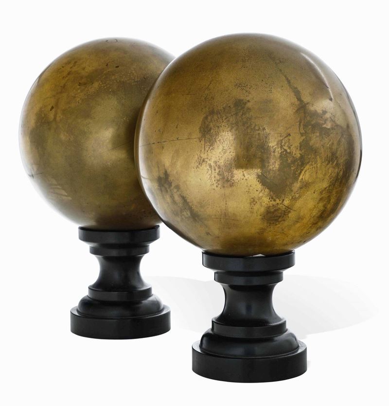 Coppia di sfere in bronzo su basi in legno tornito ed ebanizzato  - Asta Opere e arredi da collezioni lombarde e altre provenienze - Cambi Casa d'Aste
