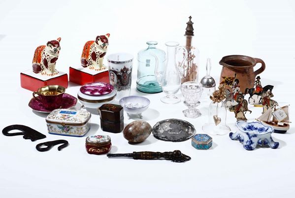 Lotto di oggetti in porcellana, vetro e altro