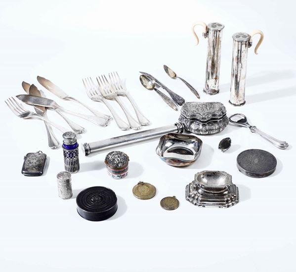 Insieme di oggetti in argento e altri materiali. XX secolo