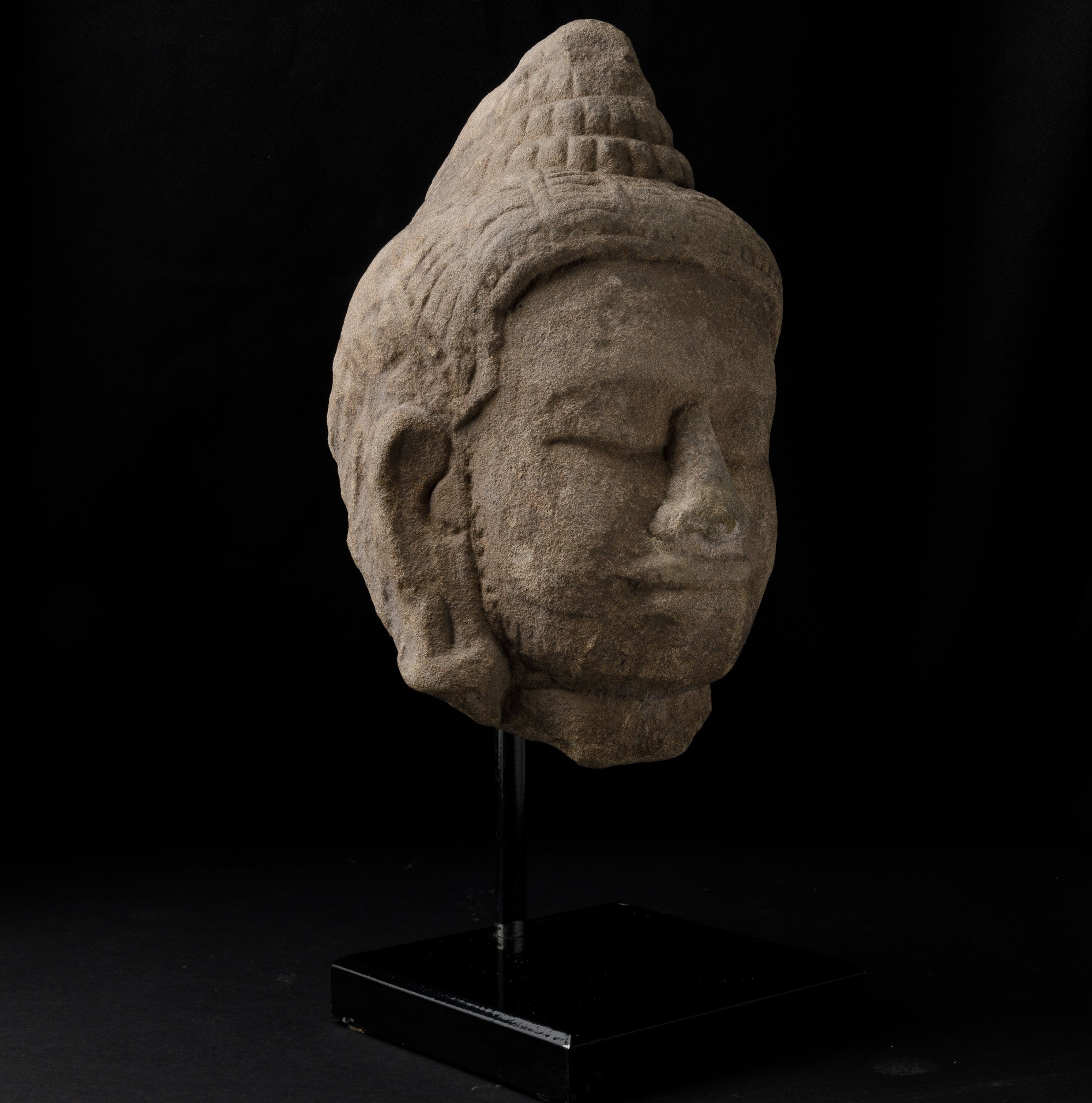 Testa di Buddha, pietra scolpita (Khmer), XIII secolo