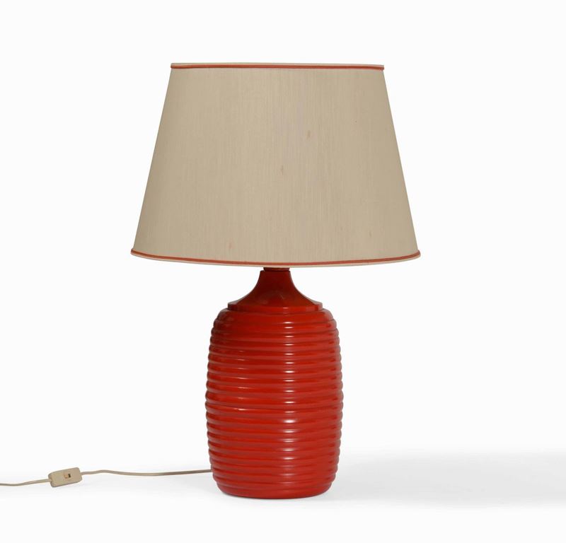Lampada da tavolo con struttura in metallo laccato e paralume in tessuto.  - Auction Design Lab - Cambi Casa d'Aste