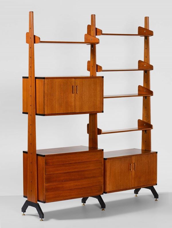 Libreria con struttura in legno, mobili contenitori e mensole regolabili in altezza, particolari in ottone e metallo laccato.