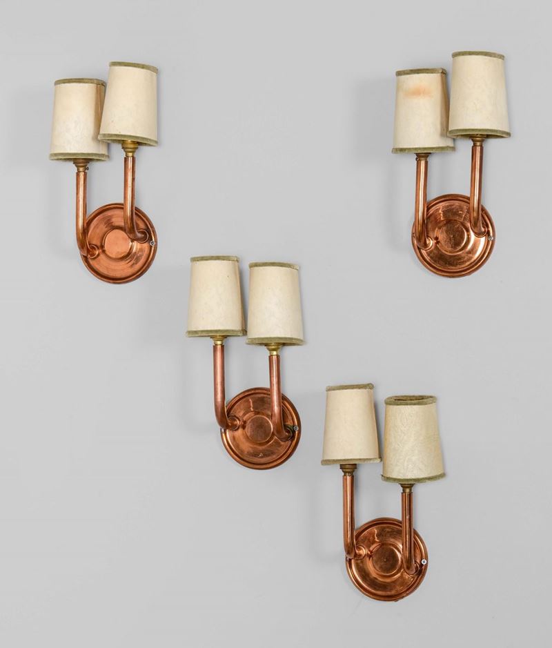 Quattro lampade a parete con struttura in rame e paralumi in tessuto.  - Auction Design Lab - Cambi Casa d'Aste