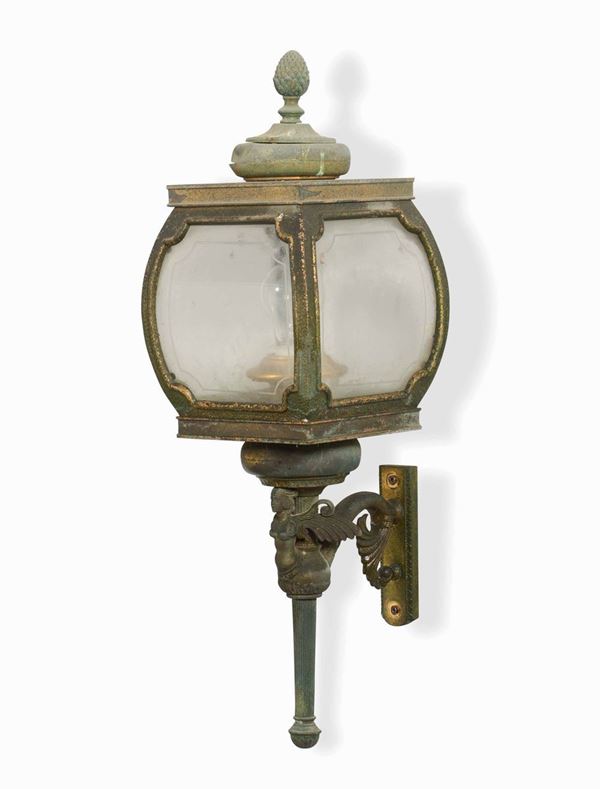 Applique a lanterna in metallo e vetro con sfinge, XX secolo