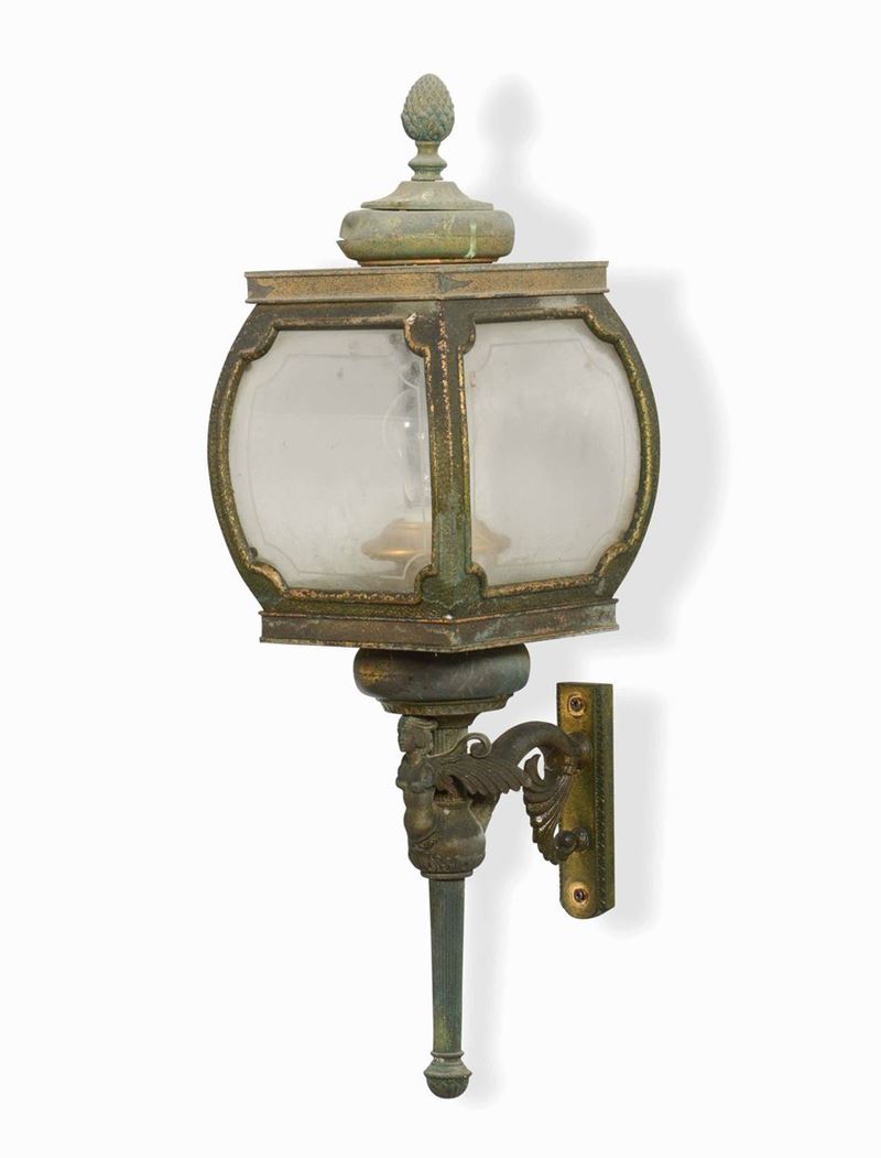 Applique a lanterna in metallo e vetro con sfinge, XX secolo  - Auction The Bucci-Errani collections in Faenza - Cambi Casa d'Aste