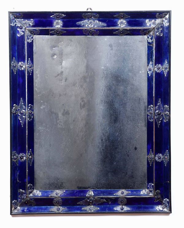 Rara specchiera in vetro soffiato blu cobalto con fregi a rosetta e a losanghe, Murano prima metà del XX secolo