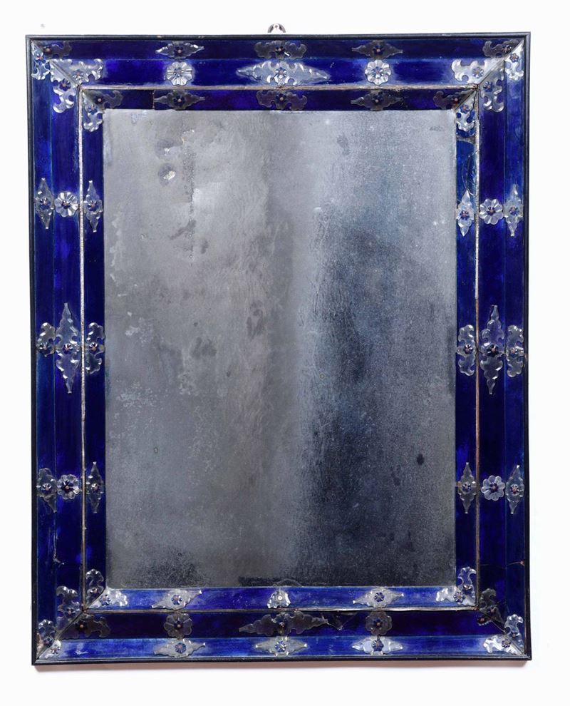 Rara specchiera in vetro soffiato blu cobalto con fregi a rosetta e a losanghe, Murano prima metà del XX secolo  - Asta Villa Bucci-Errani in Faenza - Cambi Casa d'Aste