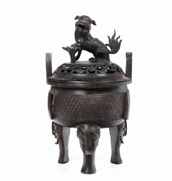 Incensiere tripode in bronzo a doppia ansa con presa del coperchio a foggia di cane di Pho, Cina