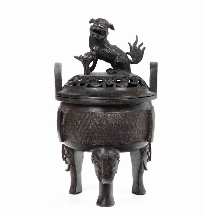 Incensiere tripode in bronzo a doppia ansa con presa del coperchio a foggia di cane di Pho, Cina  - Asta Villa Bucci-Errani in Faenza - Cambi Casa d'Aste
