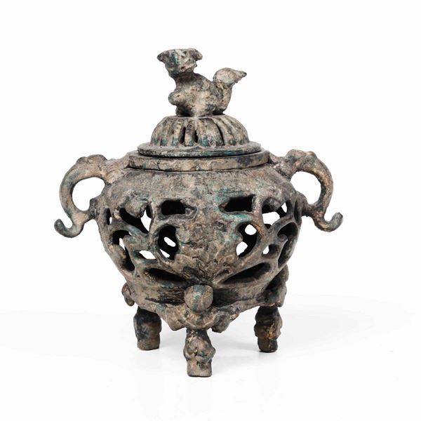 Incensiere tripode in bronzo a doppia ansa, corpo traforato e presa del coperchio a foggia di cane di Pho, Cina