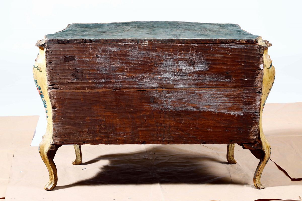 Commode Rococò in Legno Laccato con Lumeggiature in Oro, Venezia Seconda Metà XVIII Secolo
