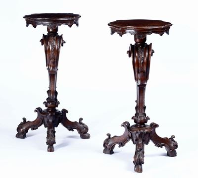 Coppia di Gueridon in Legno di Noce Scolpito, Veneto XVIII Secolo