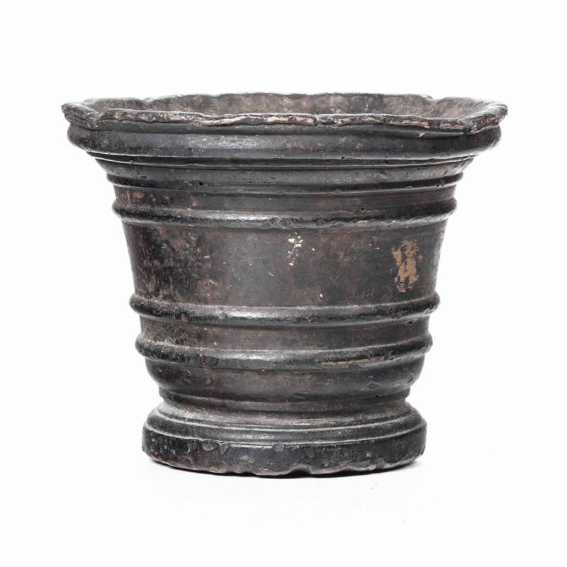 Mortaio in bronzo fuso. Fonditore del XVI-XVII secolo  - Auction Antique September | Cambi Time - Cambi Casa d'Aste