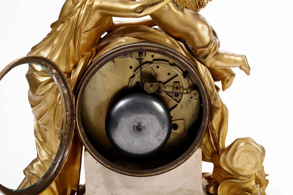 Pendola da Tavolo in Bronzo Dorato e Cesellato e Marmo. Aubert Lainè a Paris, XIX Secolo