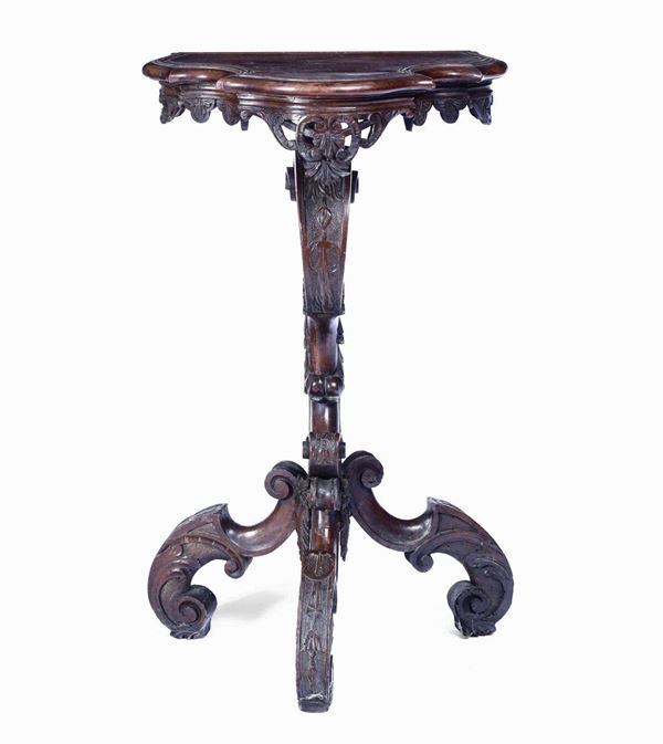 Gueridon in legno di noce intagliato, Veneto XVIII-XIX secolo