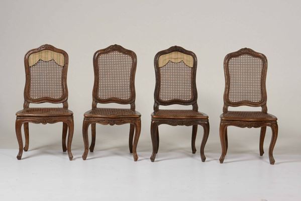 Quattro sedie in legno intagliato con seduta e schienale in canneté