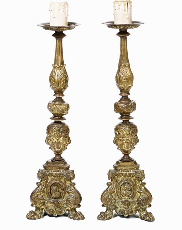 Coppia di candelieri. Bronzo fuso, cesellato e dorato. Fonditore italiano tardo manierista del XVII-XVIII secolo