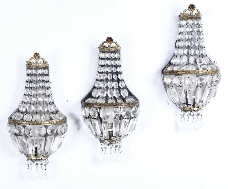 Tre applique in cristallo a gocce, XX secolo  - Auction The Bucci-Errani collections in Faenza - Cambi Casa d'Aste