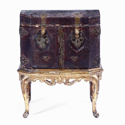 Baule da Viaggio Cuoio, Ottone su Base in Legno Intagliato e Dorato Venezia XVIII Secolo