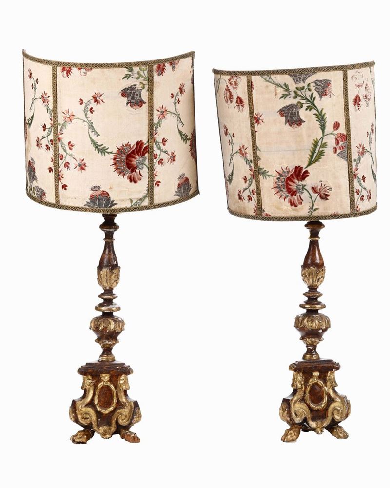 Coppia di candelieri in legno intagliato, laccato e dorato, XVIII secolo  - Auction The Bucci-Errani collections in Faenza - Cambi Casa d'Aste