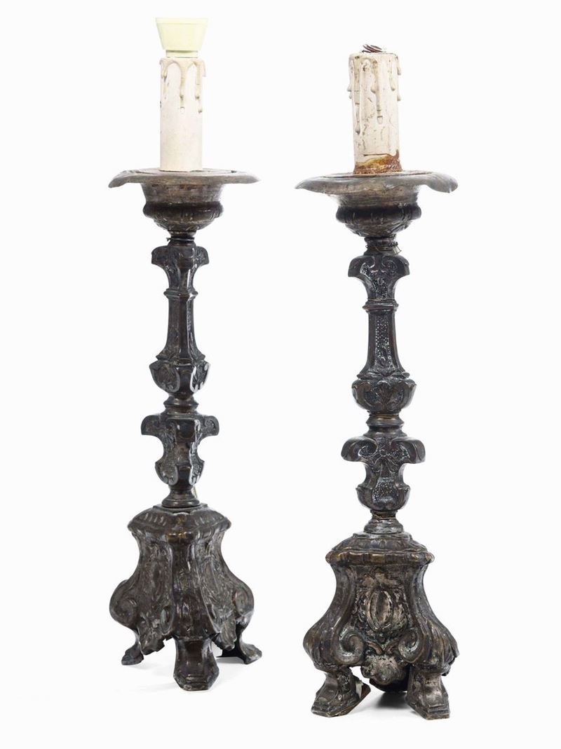 Coppia di candelieri  Legno e rame argentato Manifattura del XX secolo  - Asta Villa Bucci-Errani in Faenza - Cambi Casa d'Aste