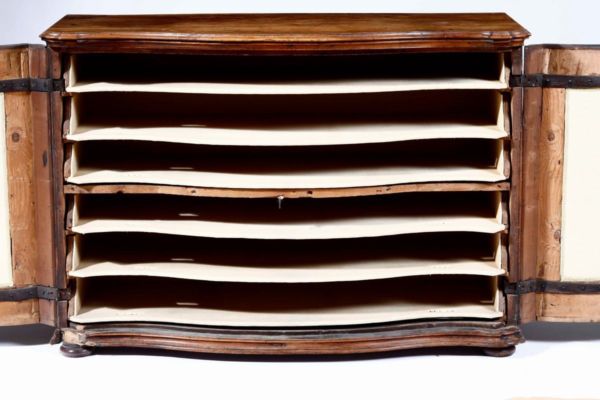 Credenza a Linea Mossa con Fronte a Cassetti, XVIII-XIX Secolo