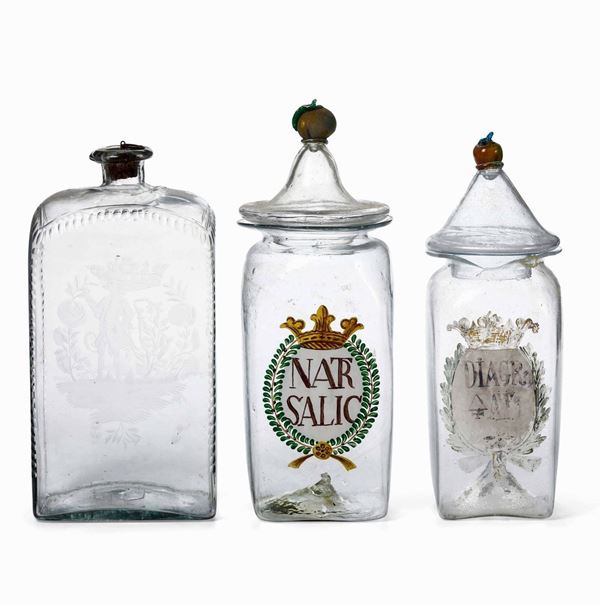 Due potiches e una bottiglia  Vetro soffiato incolore, dipinto e inciso Façon de Venice XVIII-XIX secolo