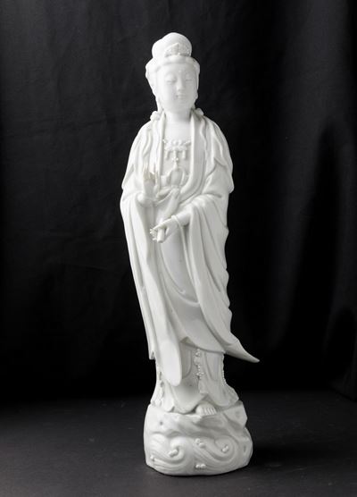Figura di Guanyin Stante con Scroll in Porcellana Blanc De Chine, Cina, Dinastia Qing, XIX Secolo