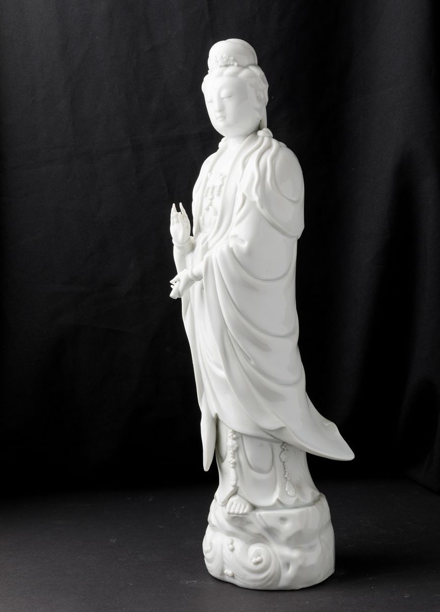 Figura di Guanyin Stante con Scroll in Porcellana Blanc De Chine, Cina, Dinastia Qing, XIX Secolo