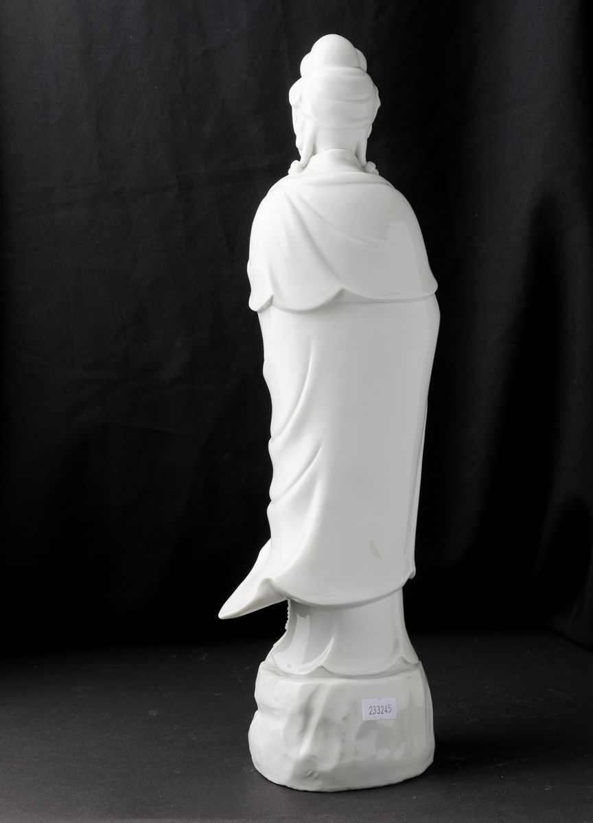 Figura di Guanyin Stante con Scroll in Porcellana Blanc De Chine, Cina, Dinastia Qing, XIX Secolo