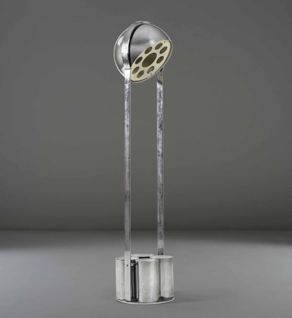 Lampada da terra con struttura, base e diffusore orientabile in metallo cromato