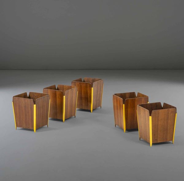 Set di cinque gettacarte con struttura in legno e particolari in ottone