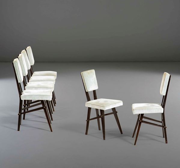 Sei sedie con struttura e sostegni in legno e rivestimento in tessuto.
