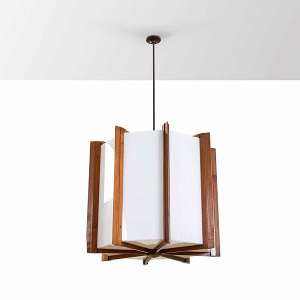 Grande lampada a sospensione con struttura in legno ed ottone brunito e diffusore in perspex
