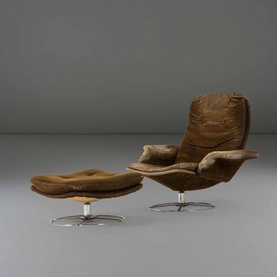 Poltrona con Poggiapiedi con Struttura in Legno, Sostegni in Metallo Cromato e Rivestimento in Te...