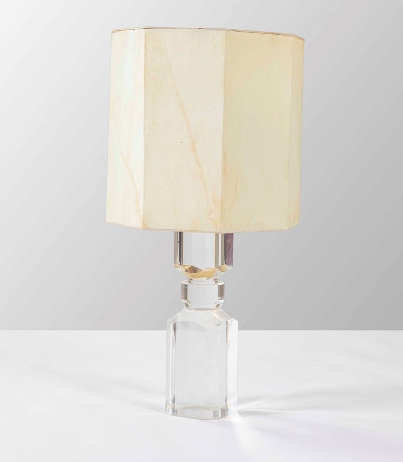 Lampada da tavolo con base in plexiglass e paralume in tessuto.  - Auction PopUp Design - Cambi Casa d'Aste