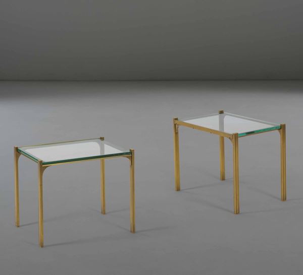 Coppia di tavoli bassi con struttura in ottone e piano in cristallo molato.