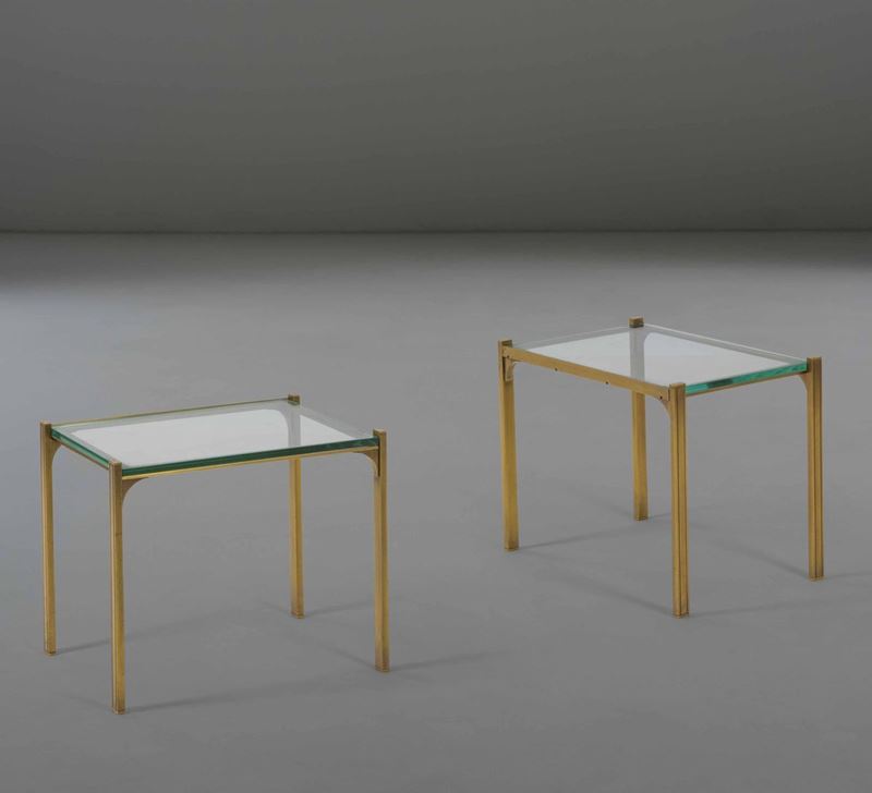 Coppia di tavoli bassi con struttura in ottone e piano in cristallo molato.  - Auction PopUp Design - Cambi Casa d'Aste