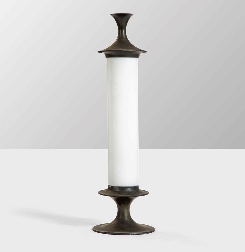 Lampada da tavolo con struttura in ottone e diffusore in vetro lattimo.  - Auction PopUp Design - Cambi Casa d'Aste